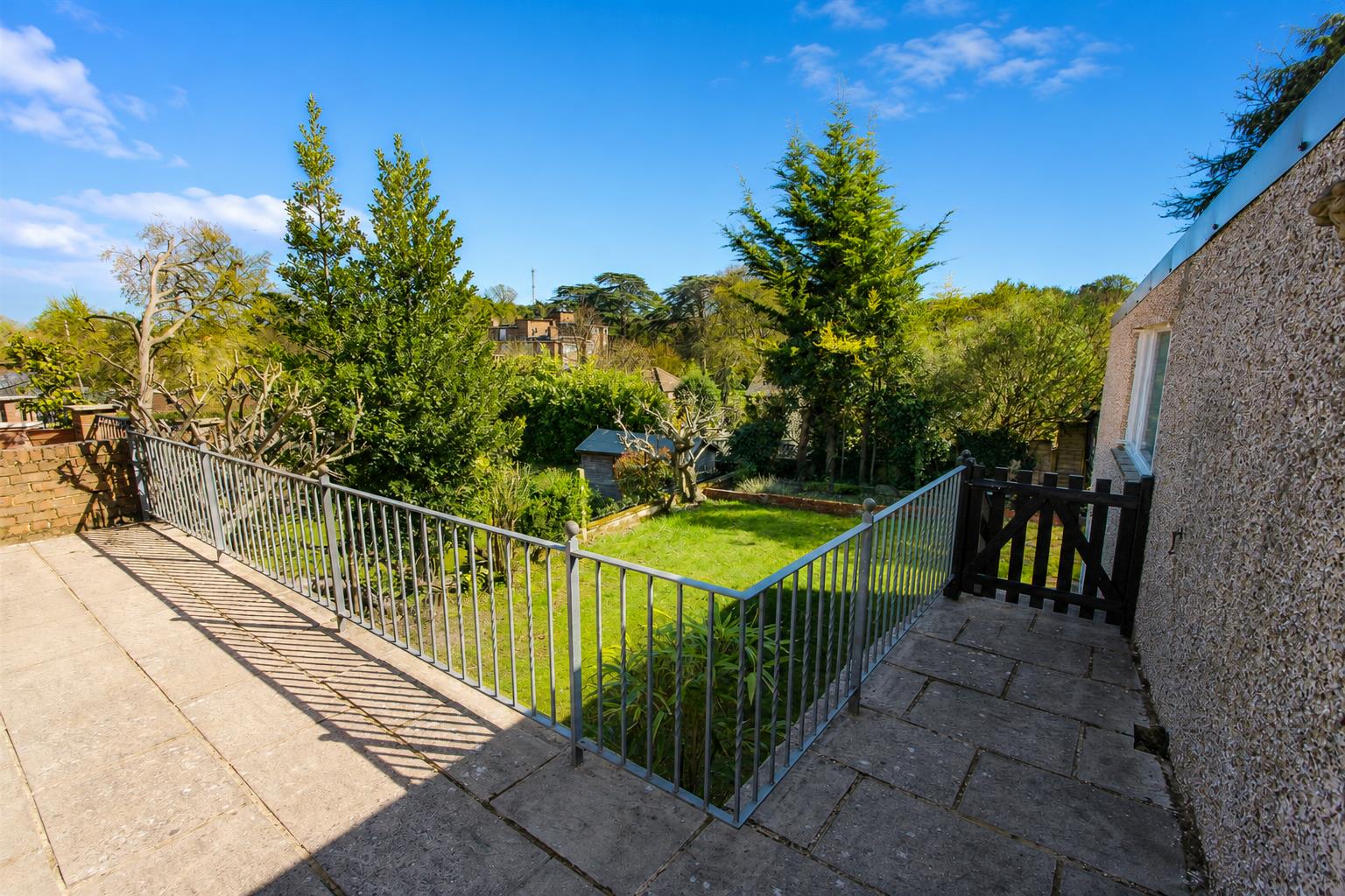3 bed property in Harbury Road, Carshalton Beeches